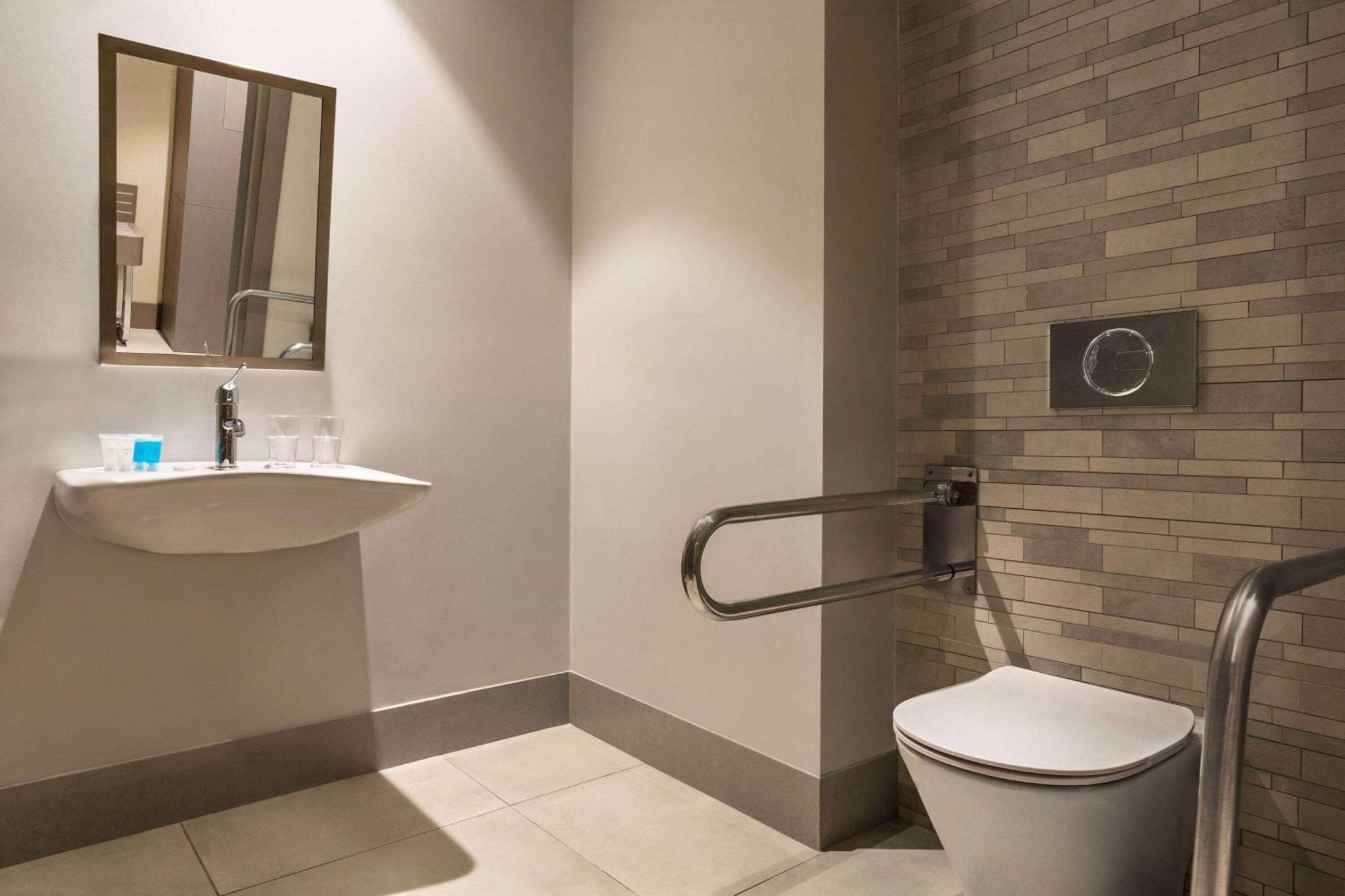 Ramada Plaza By Wyndham Batumi & Casino Hotel Kültér fotó Disabled toilet with a disabled toilet alarm