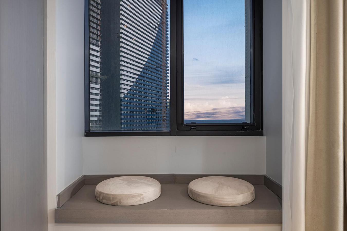 Ramada Plaza By Wyndham Batumi & Casino Hotel Kültér fotó A windowsill with two cushions